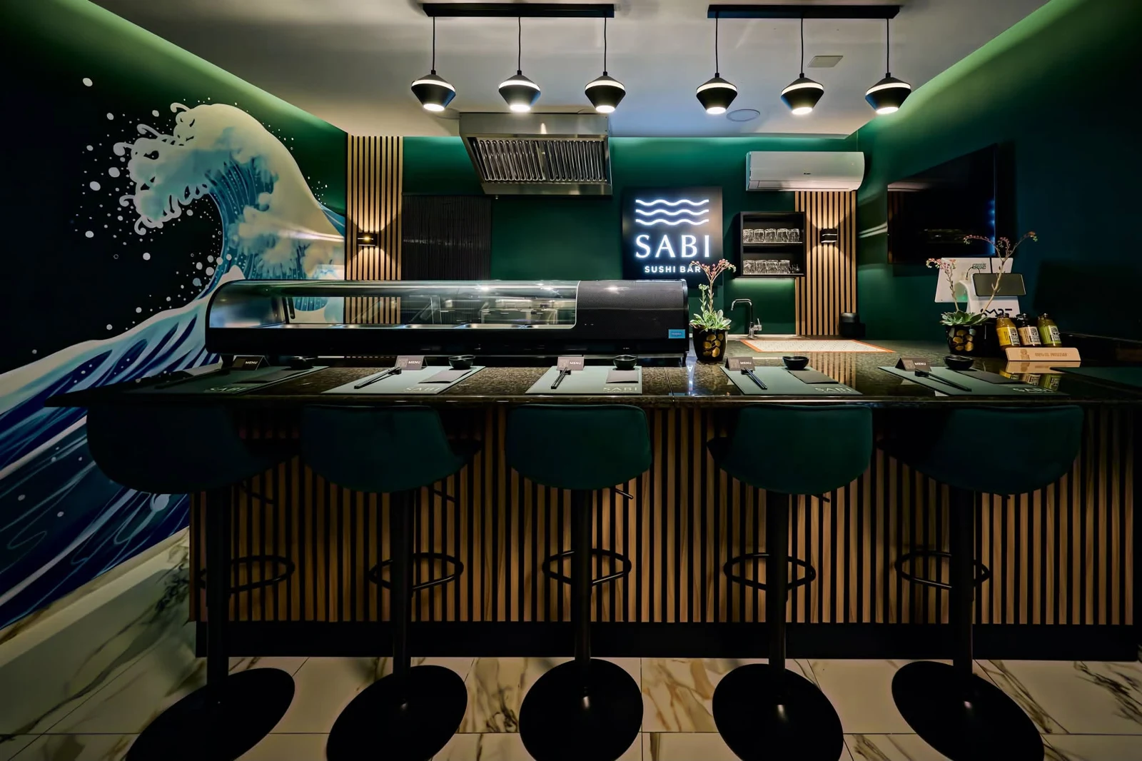 A Sabi Sushi Bar zöld és fa részletekkel kialakított belső tere