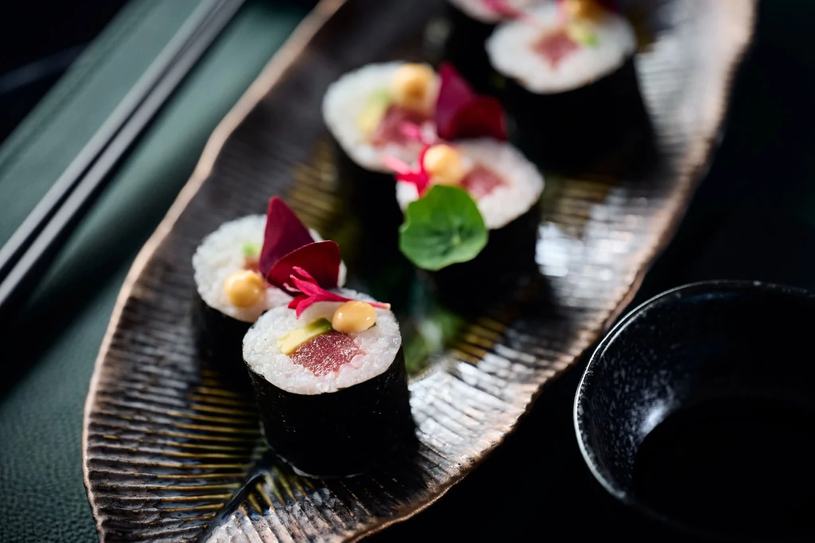Sabi tonhalas sushi tekercsek fekete kerámiatálon